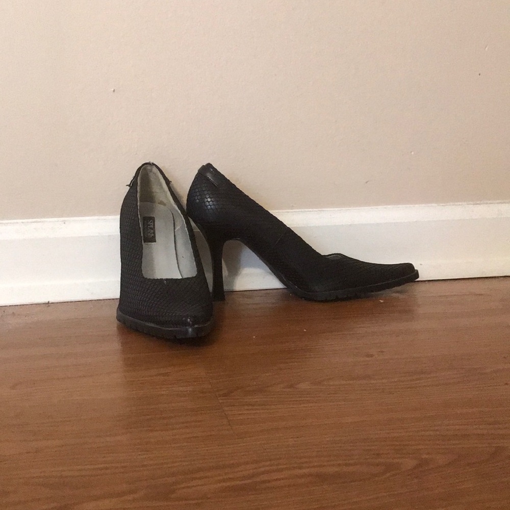 Black pumps